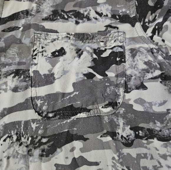 Rock & Republic Camouflage Button-Up Shirt Size L - Picture 3 of 6